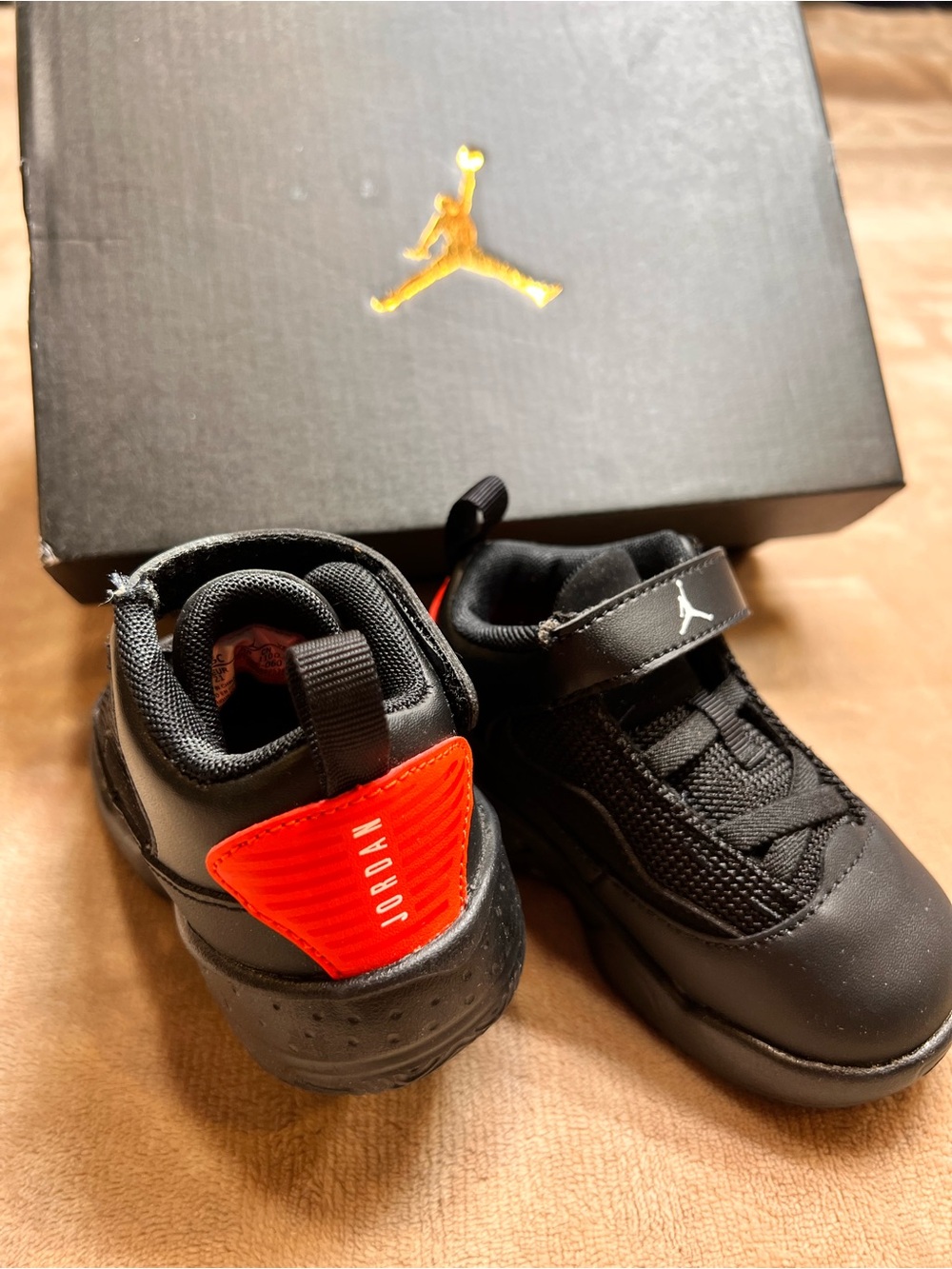 JORDAN 'Max Aura 2' Black and Red Slip-On Basketball Sneakers - Sz 5c